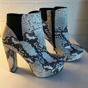 Snake skin pattern booties. Platform heel booties.